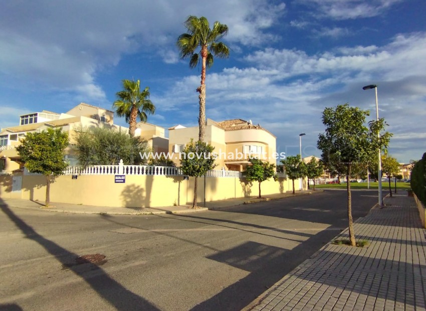 Resale - Villa - Torrevieja - Torretas